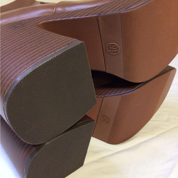 Wild Pair Brown Heeled Boots with Chunky Heel - Picture 6 of 7